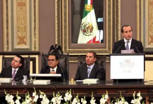 Líder del Congreso rinde informe ante poderes del estado