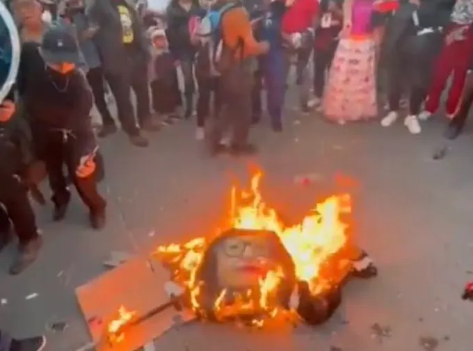 Piñata en protesta de Norma Piña