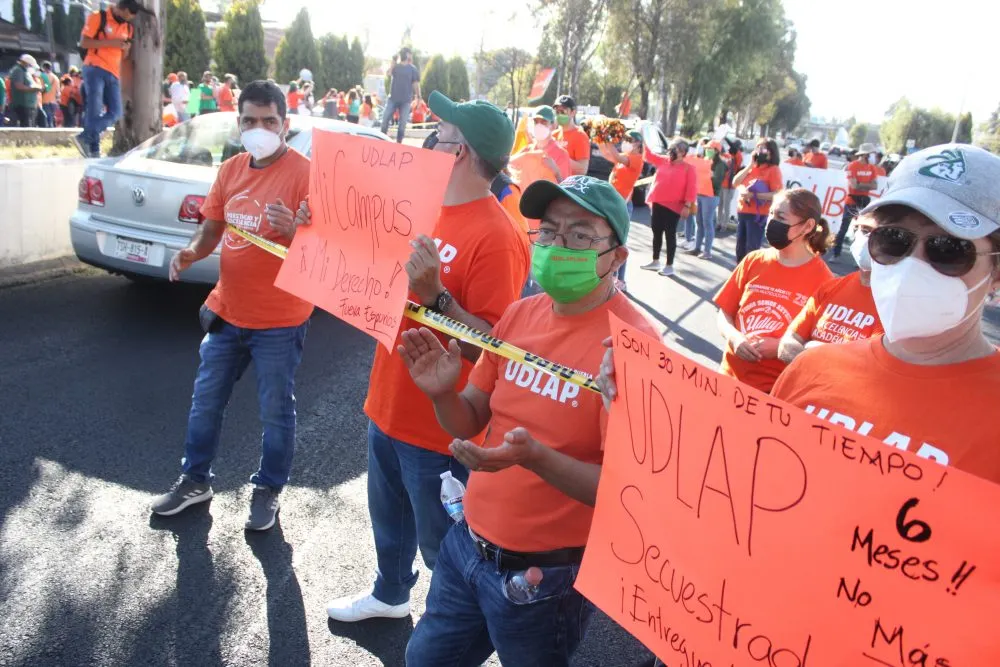 Estudiantes de la UDLAP cierran la recta a Cholula