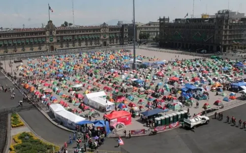 FRENAAA se “apodera” del Zócalo capitalino; amplía plantón en explanada
