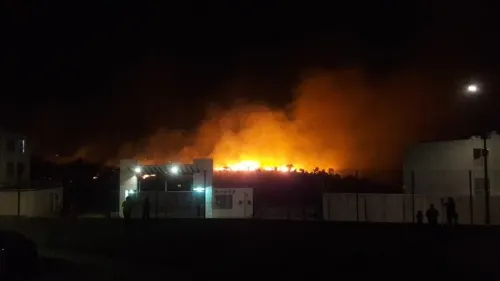 Se registra fuerte incendio atrás de fraccionamiento Bosques de Chapultepec, en Periférico