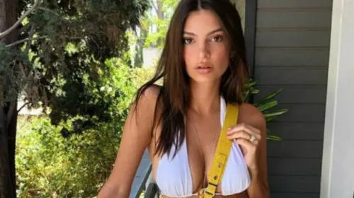 Emily Ratakowski seduce a fans con vestido semitransparente