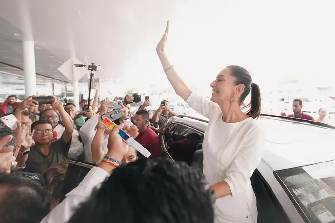 Con flores y abrazos reciben a Claudia Sheinbaum en Mérida, Yucatán