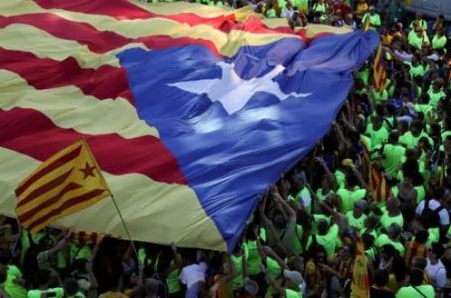 España suspende ley independentista de Cataluña