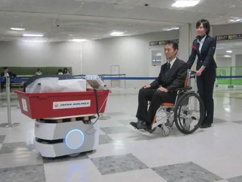 La aerolínea nipona Japan Airlines prueba un robot que ayuda a transportar el equipaje