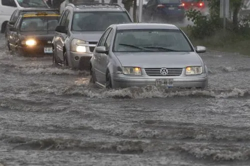 Fuerte lluvia causa inundaciones en diferentes puntos de la capital poblana