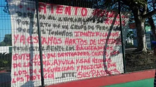 Narcomantas fueron colocadas en escuelas de la Mixteca Poblana por la disputa del territorio