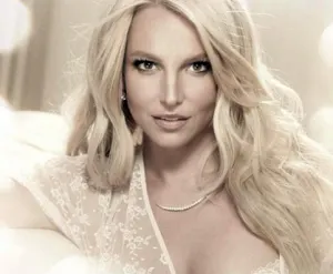 Britney Spears usa photoshop en campaña de imagen