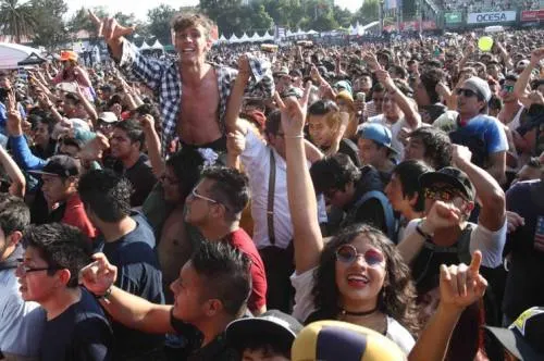 Vive Latino se desbordó este sábado; miles unen sus voces contra muro de Trump