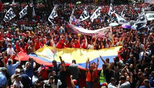 Marchan en apoyo a Nicolás Maduro tras supuesto atentado