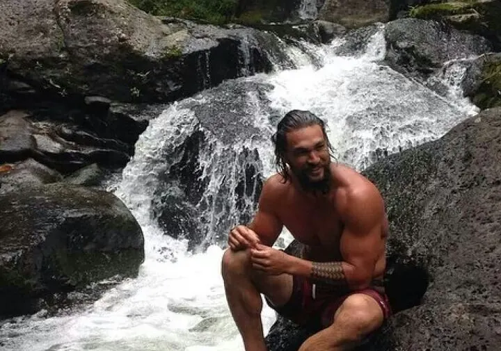 chico sentado en las cascadas