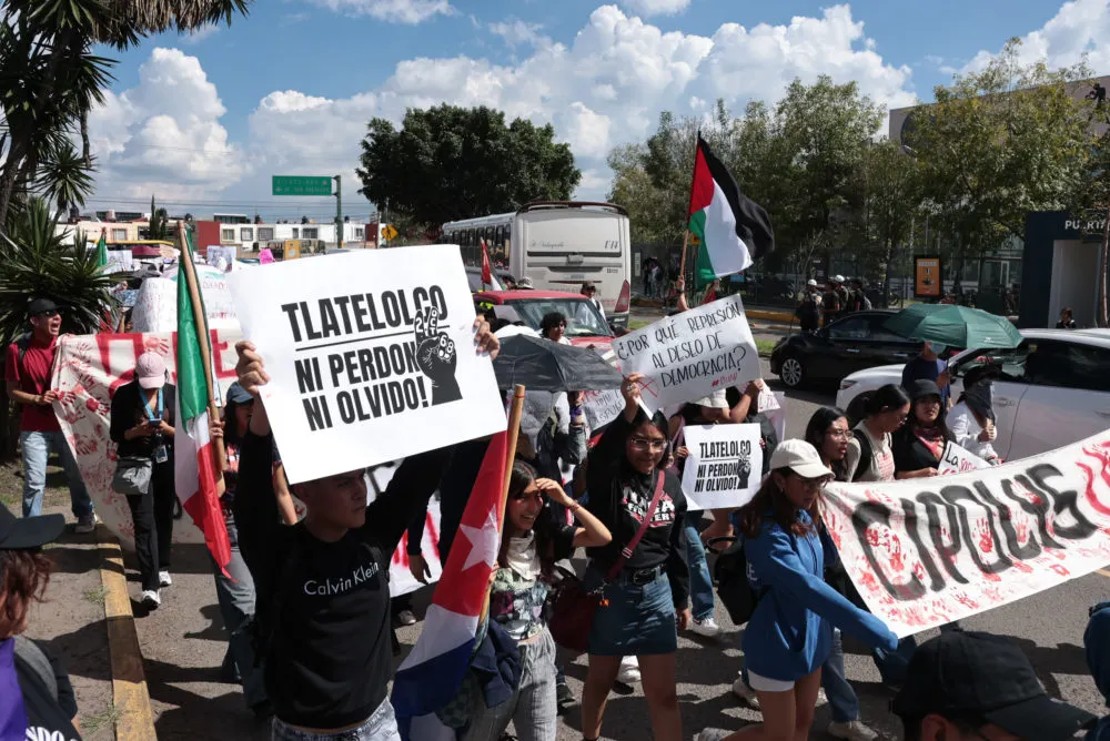 A 57 años de la masacre de Tlatelolco, estudiantes de la BUAP marchan por justicia y memoria histórica