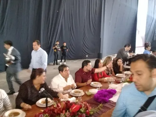 Miguel Barbosa festeja triunfo con militantes y ediles en el Centro Expositor