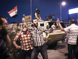 Ejército toma el poder en Egipto; derroca al ex presidente Mohamed Mursi