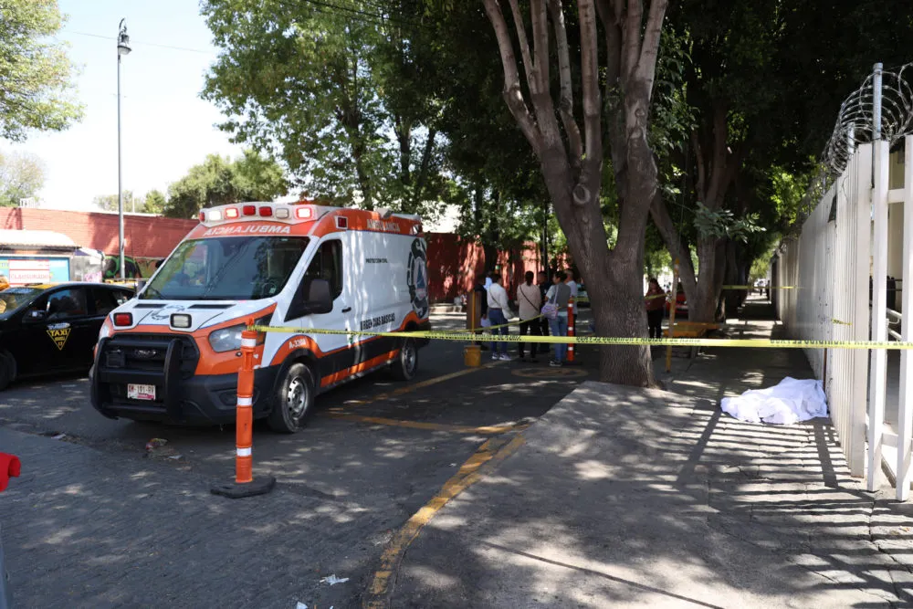 Persona fallece afuera de Hospital San José