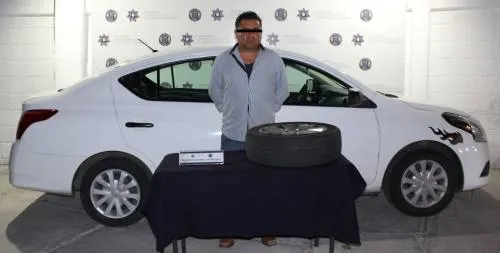 Detuvo policía municipal de Puebla a hombre por robo de autopartes