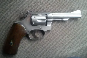 Detienen a 3 sujetos por posesión de arma e intento de robo