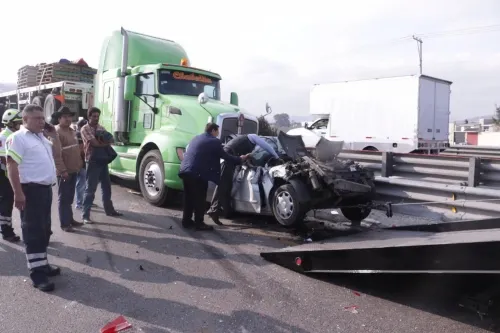 Siete vehículos involucrados en accidente en la Autopista