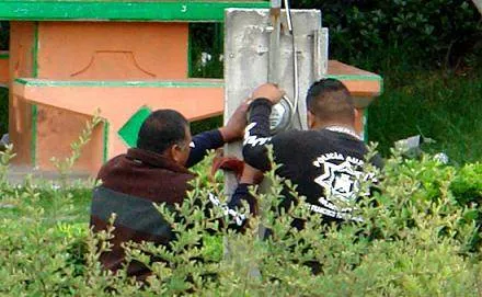 Policías de San Francisco Totimehuacán se roban la luz