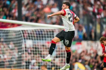 Santi Giménez anota nuevamente y se coloca como uno de los líderes de goleo en Europa