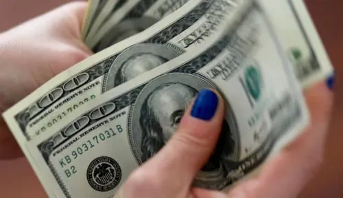 Bolsa mexicana cae y el dólar termina la semana hasta en 19.16 pesos