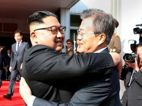 Reunión sorpresa entre líderes coreanos revive cumbre Trump-Kim