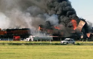 VIDEO: Choque de dos trenes de carga provoca enorme explosión en Texas