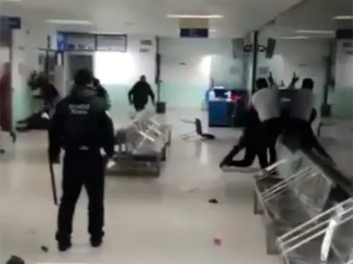 Familia de Tlaxcala provoca bronca en hospital Covid; agrede a doctor