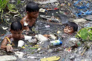 Niños filipinos sufren por extrema pobreza