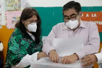 Desde Tehuacán, Barbosa emite su voto