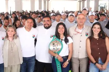 Entregan paquetes de bienvenida a estudiantes de la Universidad del Deporte