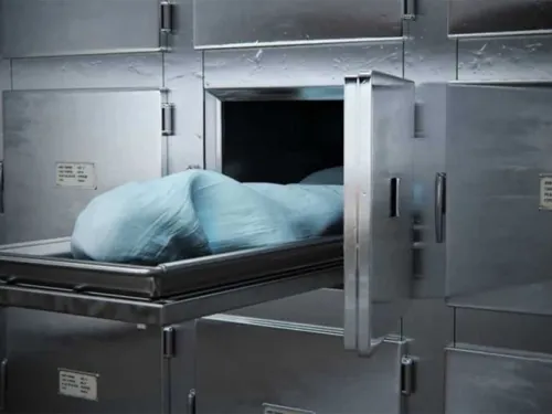 Cachan a empleado de morgue teniendo sexo con cadáver
