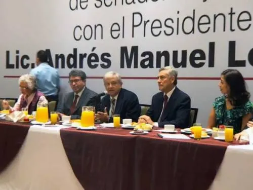 Ante senadores electos, López Obrador reitera respeto a poderes