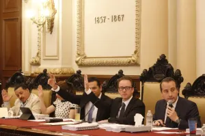 Riestra y Alcalá piden licencias al Cabildo para entrar de lleno a elección
