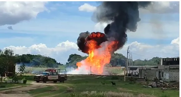 VIDEO Obra provoca explosión en ducto de Pemex en Amozoc, Puebla