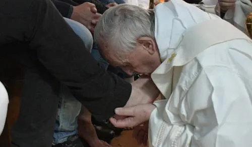 El Papa lava los pies a 12 reos; les pide ser solidarios