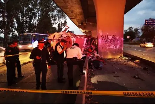 Una persona prensada, saldo de aparatoso accidente en la México-Puebla