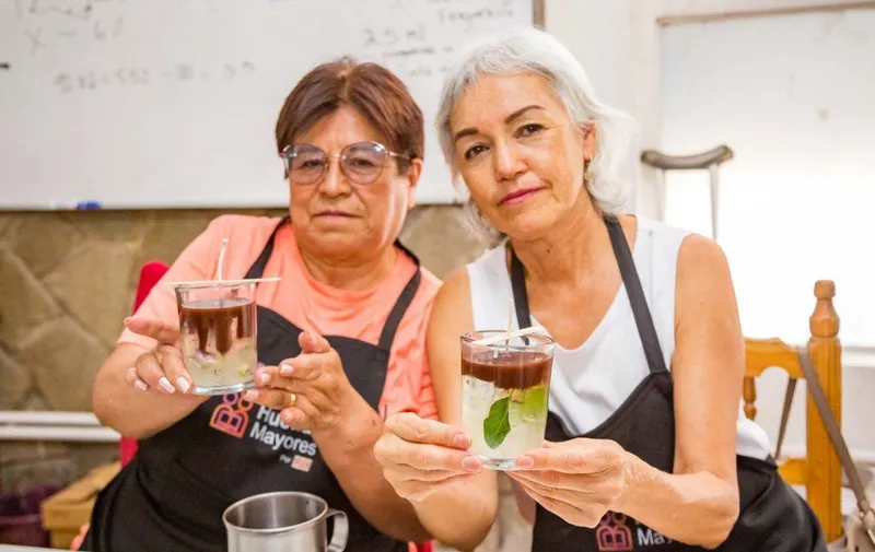 smdif-pue-adultos-mayores-taller-velas-aromaticas
