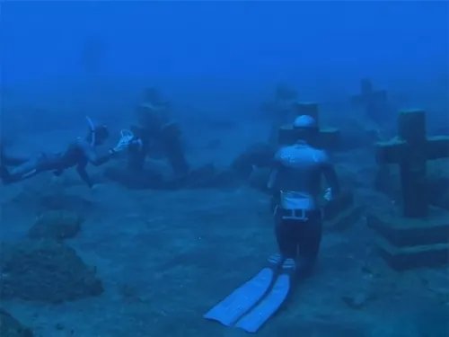 Buzos exploran misterioso cementerio submarino; esto encontraron