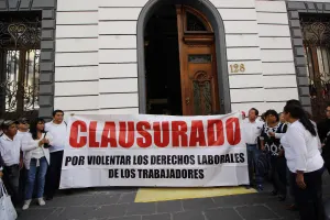 Ex trabajadores del gobierno, exigen restitución laboral