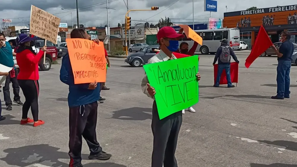 “¡Amalucan Vive!”, señalan en cruceros de la ciudad