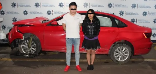 Detienen fuerzas municipales de Puebla a pareja por robo de vehículo