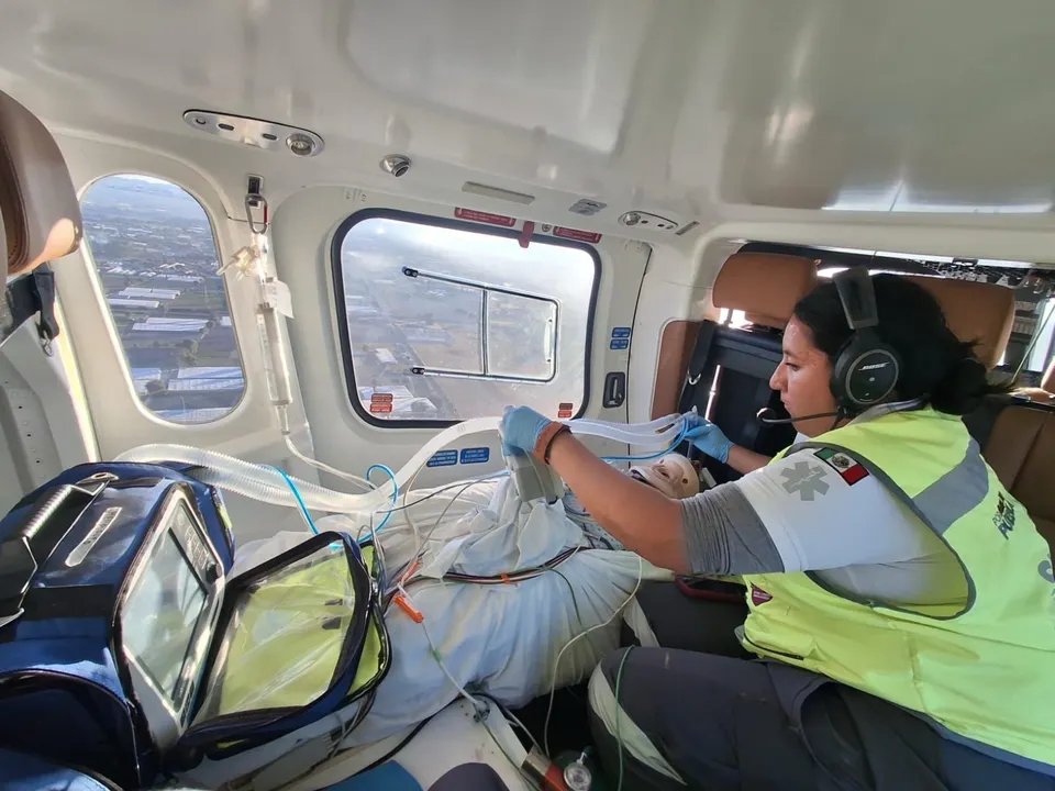 Trasladan vía aérea a paciente con traumatismo severo de Tecamachalco a Puebla