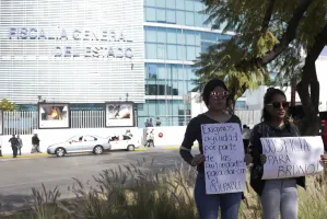 Estudiantes de la BUAP se manifiestan frente a la Fiscalía