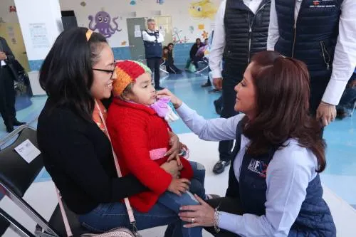 Dinorah López de Gali apoya la salud de la niñez poblana