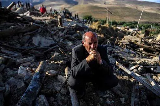 Suman 250 muertos y 2 mil heridos por terremotos en Irán