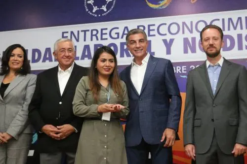 Tony Gali entrega reconocimientos y devela placa en igualdad laboral y no discriminación