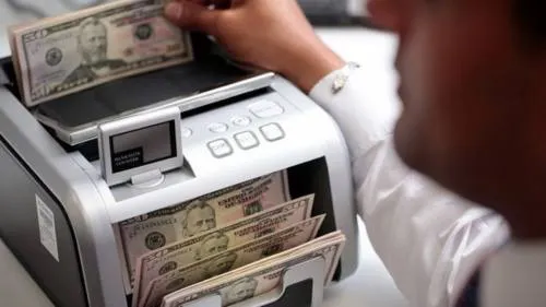 BMV abre con ganancia; dólar cotiza a la venta en 19 pesos en el AICM