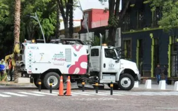 Refuerza Ayuntamiento de Puebla limpieza urbana con barredoras mecánicas para prevenir inundaciones