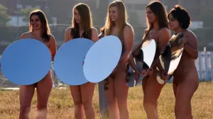 Tunick protesta con desnudo contra discurso racista de Trump